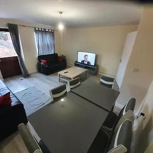 Close To Central - 4 Bedroom House, 8 Beds, Sleepps 14, Free Parking Holiday home