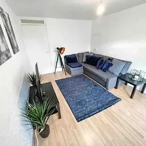 Spacious Two Bedroom Flat Apartment