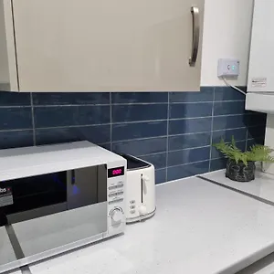 Beautiful Modern On Wick Lane Apartment